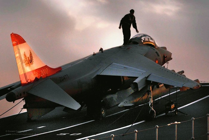 Một chiếc chiến đấu cơ Harrier Jump Jet đang chuẩn bị cho việc cất cánh từ tàu sân bay HMS Ark Royal.